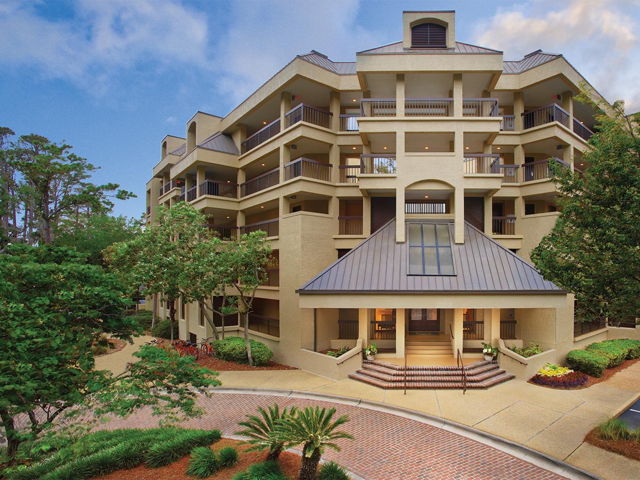 Main entrance, exterior and brick paved drive of Marriott's Heritage Club resort timeshare